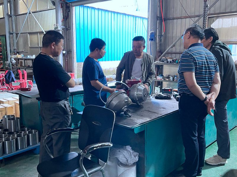 合作伙伴的主要負(fù)責(zé)人來我廠參觀、調(diào)研